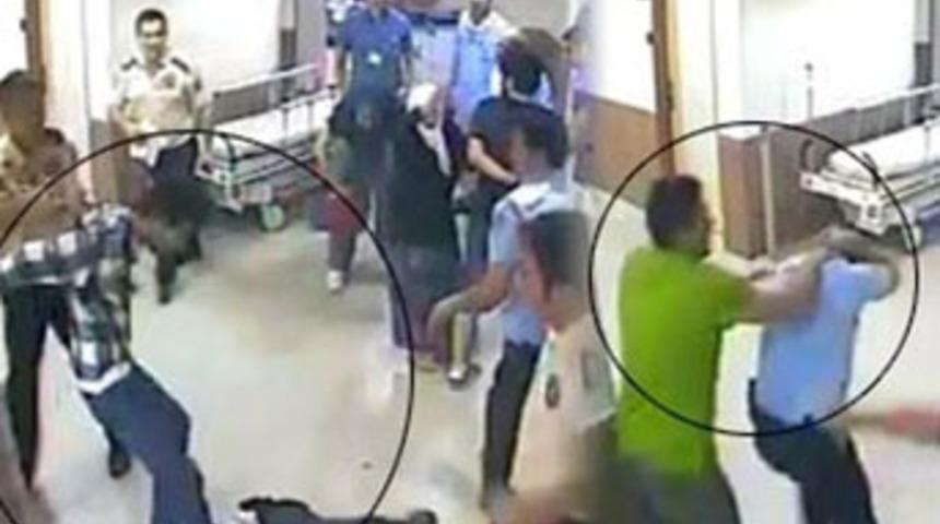 Polise hastanede dayak