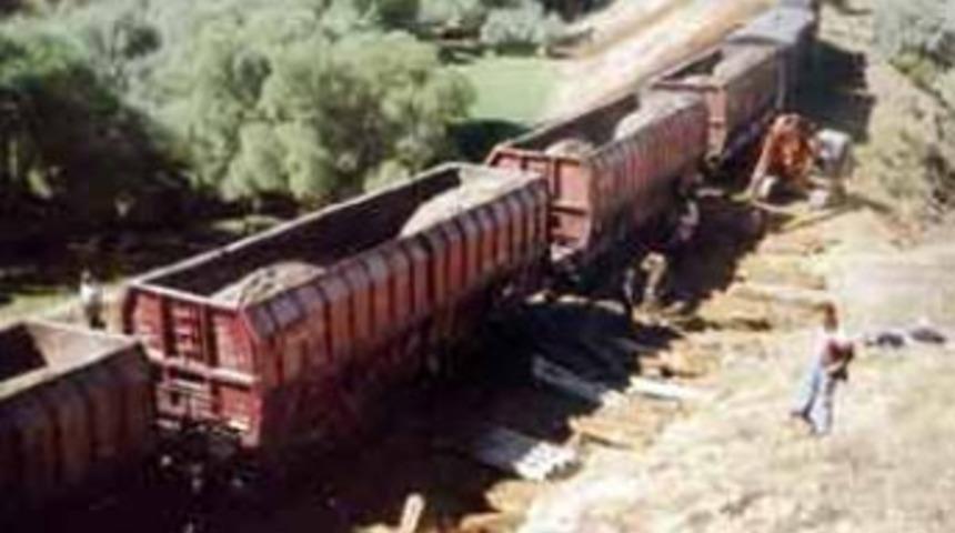 Yük trenine bombalı saldırı