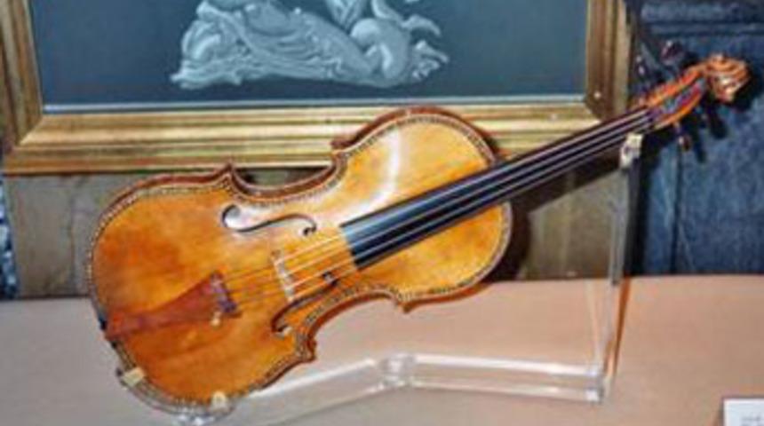‘Stradivarius’u tramvayda unuttu