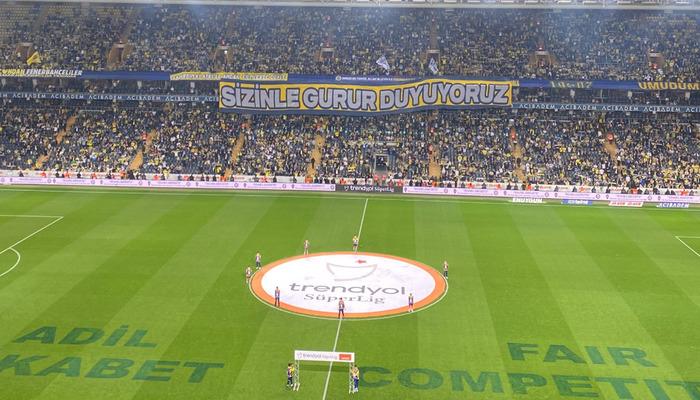 Fenerbahçe Adana Demirspor maçında çimlere yazılan yazıyı milyonlar okudu!