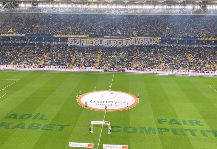 Fenerbahçe Adana Demirspor maçında çimlere yazılan yazıyı milyonlar okudu!