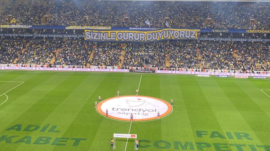 Fenerbahçe Adana Demirspor maçında çimlere yazılan yazıyı milyonlar okudu!