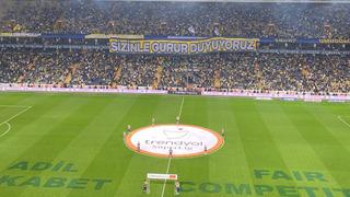 Fenerbahçe Adana Demirspor maçında çimlere yazılan yazıyı milyonlar okudu!