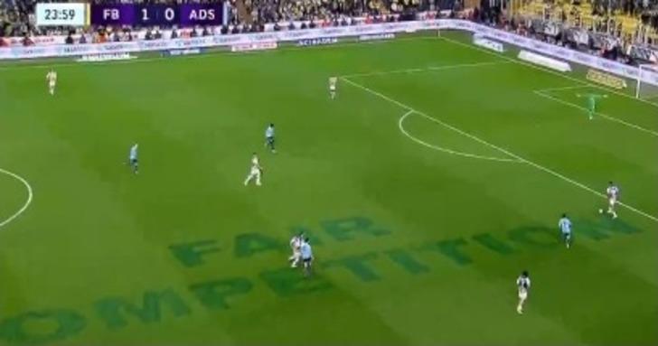 İrfan Can Eğribayat'ın büyük hatasını Balotelli affetmedi ve topu boş kaleye gönderdi! Gol sevincindeki hareket ise sosyal medyada gündem oldu... G1