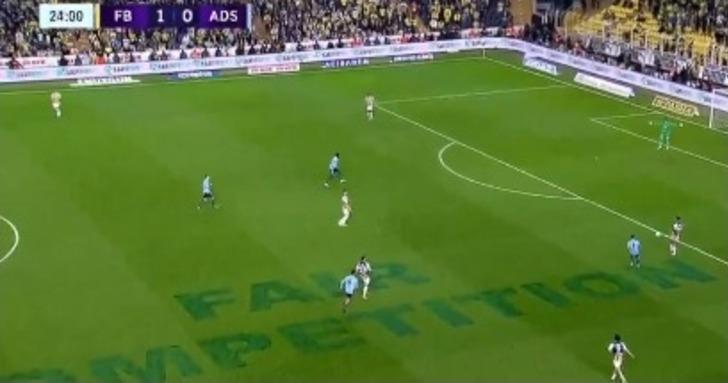 İrfan Can Eğribayat'ın büyük hatasını Balotelli affetmedi ve topu boş kaleye gönderdi! Gol sevincindeki hareket ise sosyal medyada gündem oldu... G2