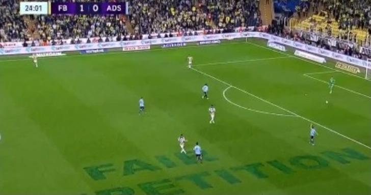 İrfan Can Eğribayat'ın büyük hatasını Balotelli affetmedi ve topu boş kaleye gönderdi! Gol sevincindeki hareket ise sosyal medyada gündem oldu... G4