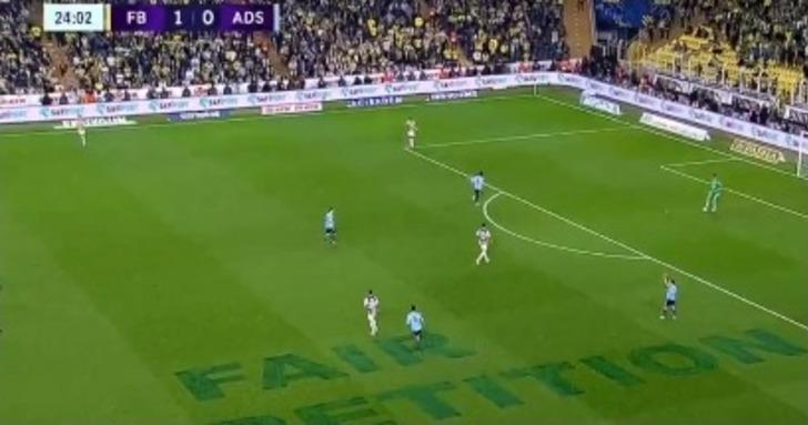 İrfan Can Eğribayat'ın büyük hatasını Balotelli affetmedi ve topu boş kaleye gönderdi! Gol sevincindeki hareket ise sosyal medyada gündem oldu... G5