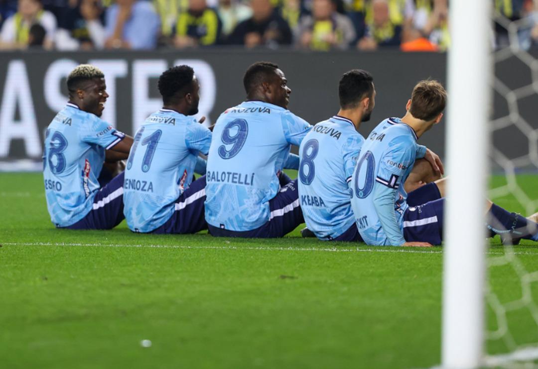 İrfan Can Eğribayat'ın b&uuml;y&uuml;k hatasını Balotelli affetmedi ve topu boş kaleye g&ouml;nderdi! Gol sevincindeki hareket ise sosyal medyada g&uuml;ndem oldu...