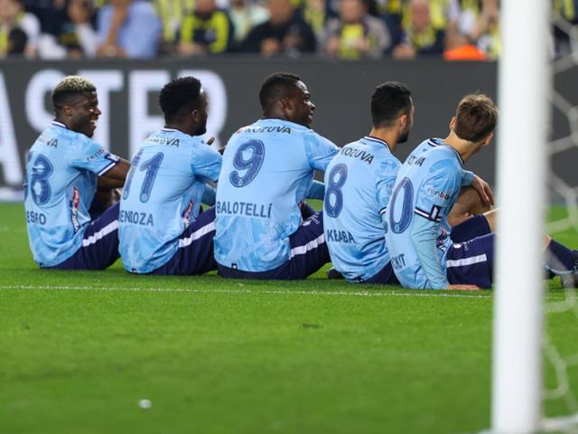 İrfan Can Eğribayat'ın büyük hatasını Balotelli affetmedi ve topu boş kaleye gönderdi! Gol sevincindeki hareket ise sosyal medyada gündem oldu...