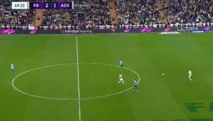 Fenerbahçe'nin yıldızı Tadic orta sahadan müthiş bir gol attı! Kaleci Mahammadaliyev'in hatasını affetmedi G2