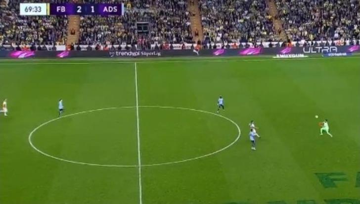 Fenerbahçe'nin yıldızı Tadic orta sahadan müthiş bir gol attı! Kaleci Mahammadaliyev'in hatasını affetmedi G3