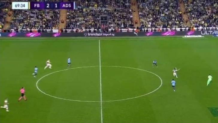 Fenerbahçe'nin yıldızı Tadic orta sahadan müthiş bir gol attı! Kaleci Mahammadaliyev'in hatasını affetmedi G4