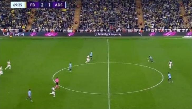 Fenerbahçe'nin yıldızı Tadic orta sahadan müthiş bir gol attı! Kaleci Mahammadaliyev'in hatasını affetmedi G5