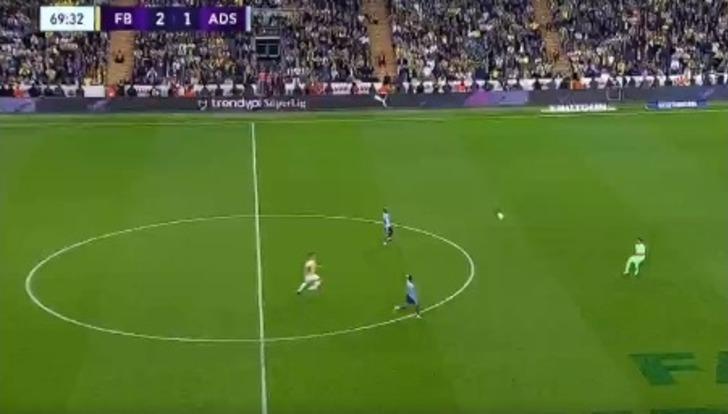 Fenerbahçe'nin yıldızı Tadic orta sahadan müthiş bir gol attı! Kaleci Mahammadaliyev'in hatasını affetmedi G1