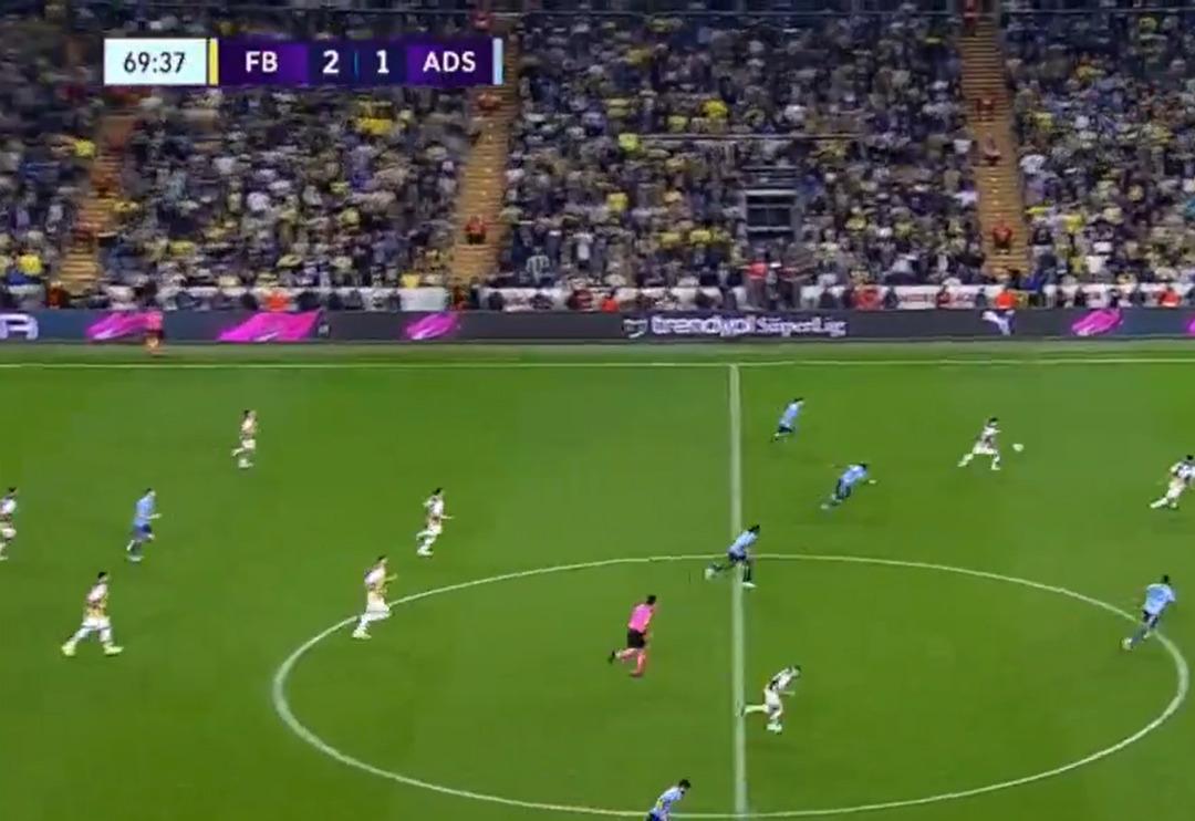 Fenerbah&ccedil;e'nin yıldızı Tadic orta sahadan m&uuml;thiş bir gol attı! Kaleci Mahammadaliyev'in hatasını affetmedi