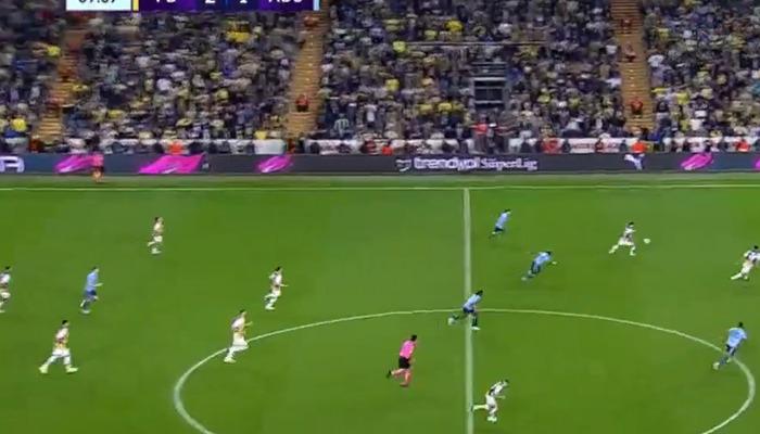 Fenerbahçe'nin yıldızı Tadic orta sahadan müthiş bir gol attı!