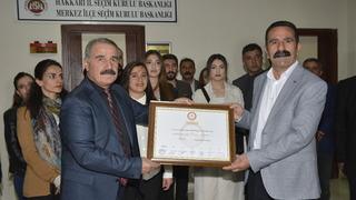 Hakkari Belediye Başkanı Akış, mazbatasını aldı