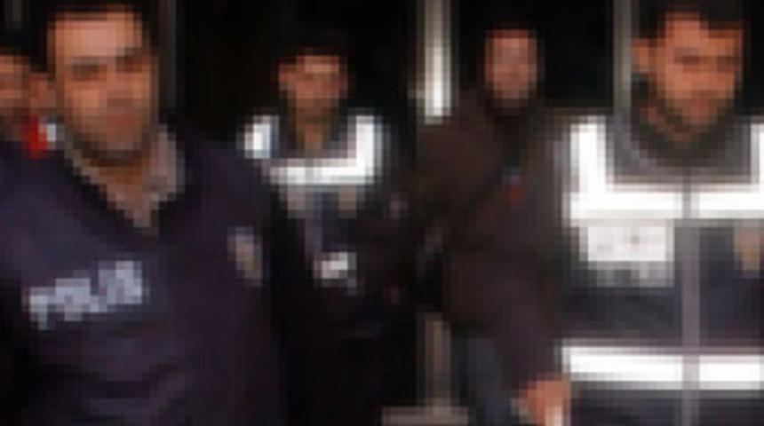 Polis &uuml;niformasıyla ev basıp &ccedil;ocuk ka&ccedil;ırdılar