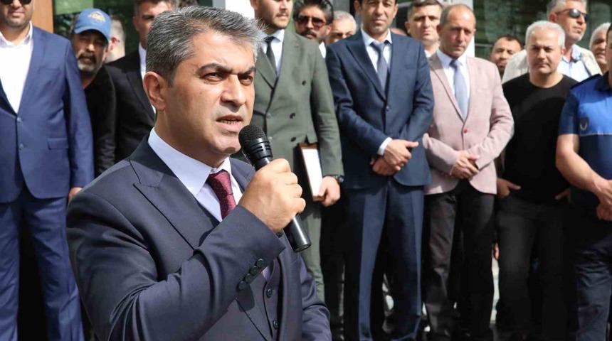 Suluova’nın yeni belediye başkanı Rıfat Uzun mazbatasını aldı