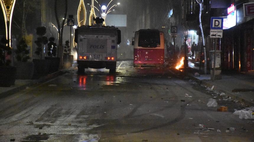 Van'da YSK'nin kararı sonrası güvenlik güçlerine taş atanlara polis müdahale etti