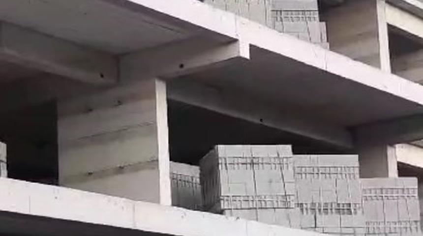 İnşaatın 5’inci katına çıkan kadını ekipler ikna etti