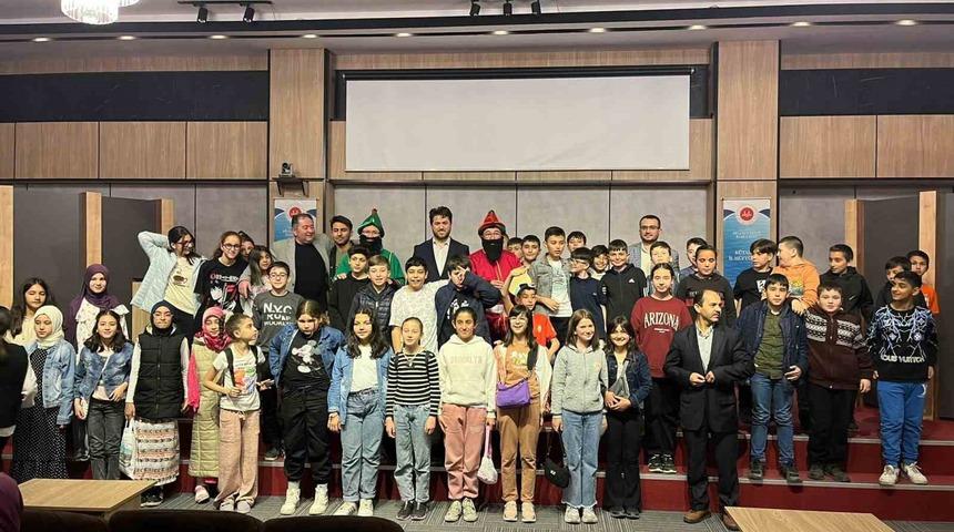 Öğrenciler, Kütahya Müftülüğünü şenlendirdi