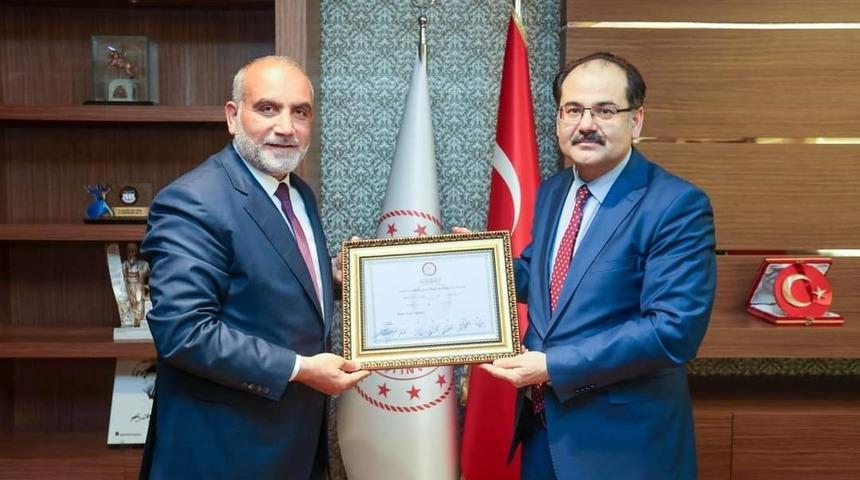 Başkan İbrahim Sandıkçı mazbatasını aldı