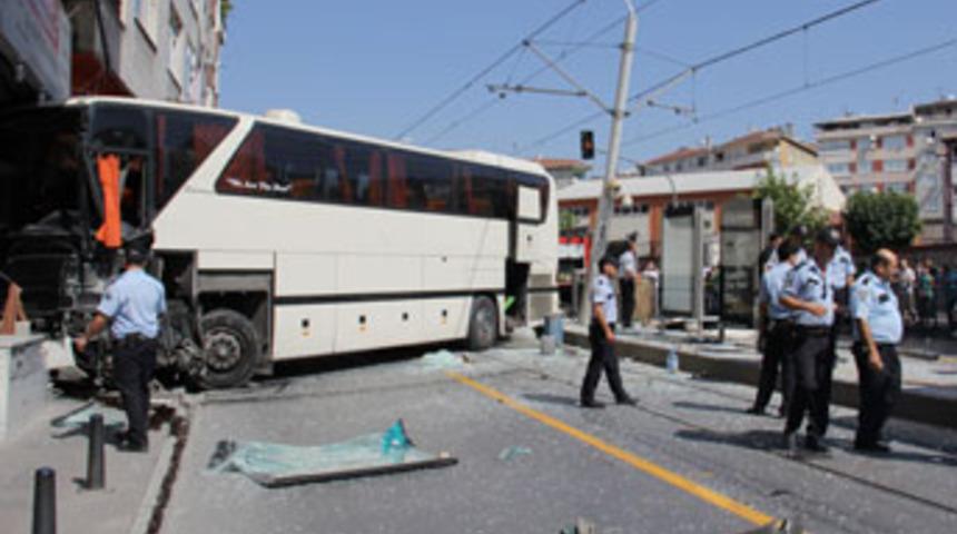Otob&uuml;s tramvay durağına daldı