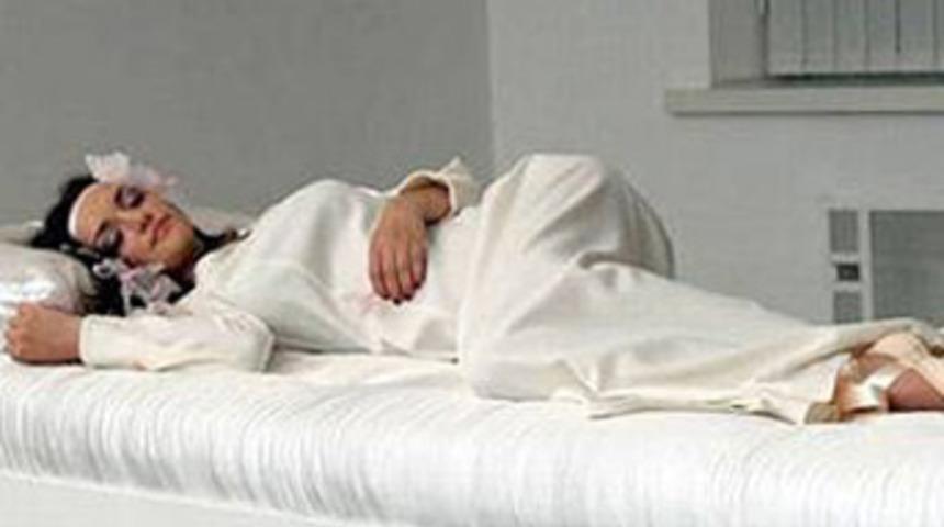 'Uyuyan g&uuml;zeller' prenslerini bekliyor