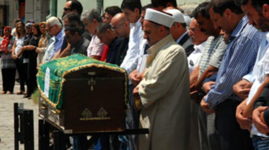 &lsquo;Avukatı &ouml;ld&uuml;r&uuml;p gecelik giydirdiler&rsquo;