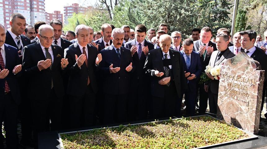 Devlet Bahçeli'den Alparslan Türkeş'in mezarına ziyaret