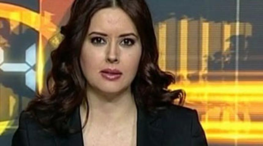 &Uuml;nl&uuml; spiker canlı yayında bayıldı!