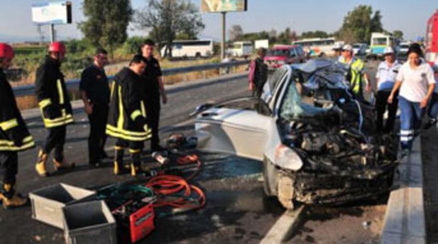 Manisa'da feci kaza: 3 &ouml;l&uuml;, 2 yaralı