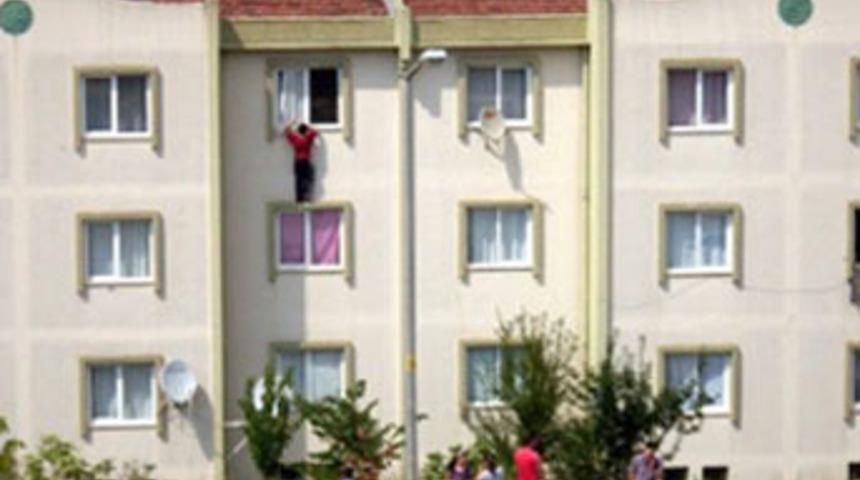 İntihara teşebb&uuml;s etmiyor, dayaktan ka&ccedil;ıyor!