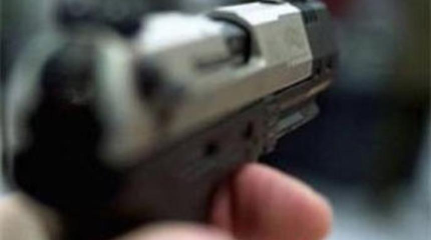 Eşini sokak ortasında vurdu!