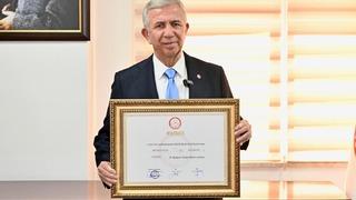 Mansur Yavaş mazbatasını aldı! Dikkat çeken mesaj: 'Çağrımı tekrar edeceğim, artık gerisini kendileri bilir'