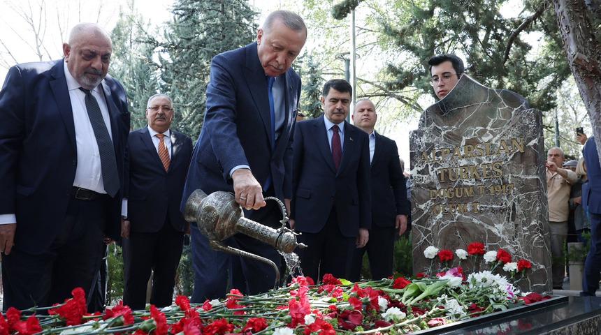 Erdoğan'dan Alparslan Türkeş'in mezarına ziyaret