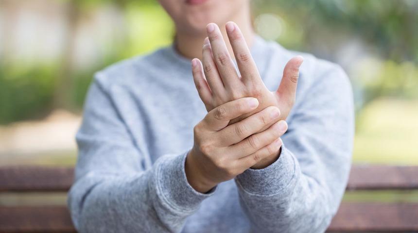 Uzman isimden önemli uyarı! 'El ve ayak uyuşması o hastalığın belirtisi olabilir'