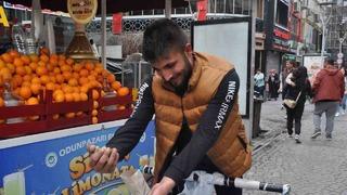 'Bu kadar talep beklemiyorduk! 1 saatte yarısını sattık' Kilosu 200 TL'den tezgahlara geldi... Kapış kapış satıldı