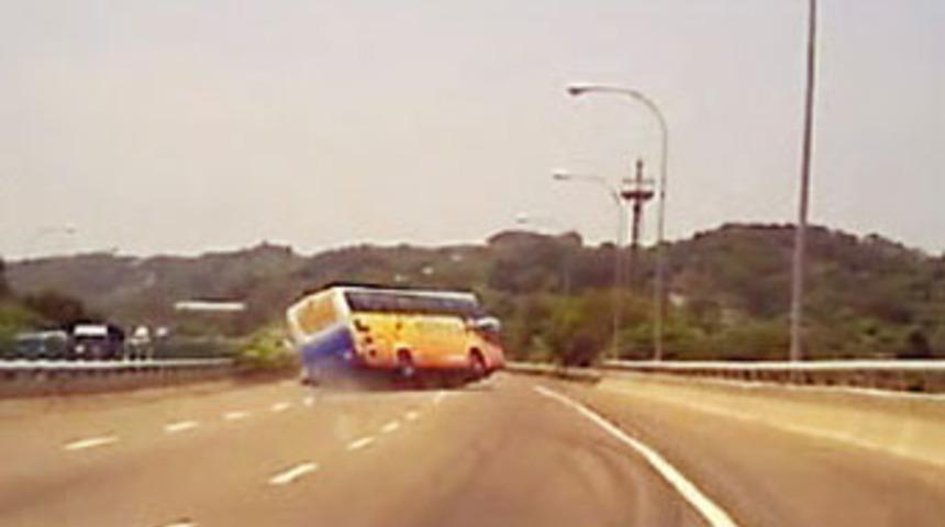 Yolcu otob&uuml;s&uuml; b&ouml;yle devrildi!