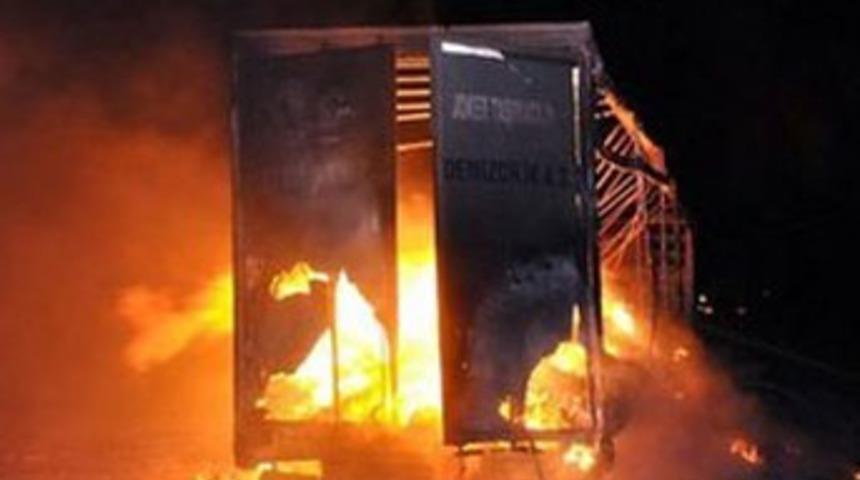 PKK barikat kurdu, kamyonları yaktı