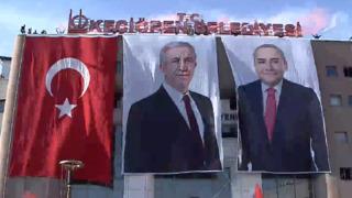 Mansur Yavaş'ın katıldığı Keçiören'deki devri teslim töreninde dikkat çeken anlar! T.C. tabelası belediye binasına takıldı