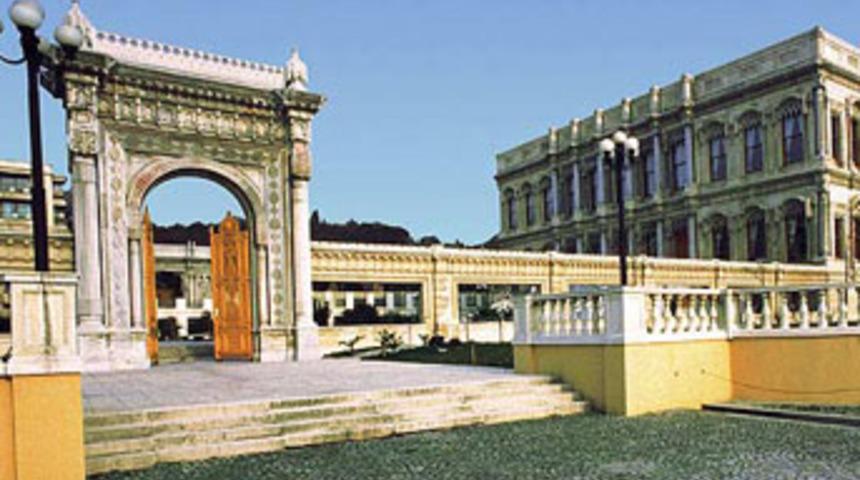 &Uuml;niversitede &ldquo;ikinci kadın&rdquo; skandalı!