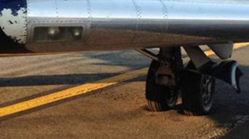 Sıcaktan uçak asfalta gömüldü