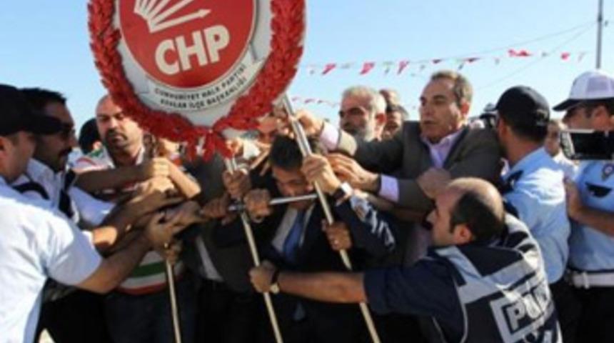 Zafer Bayramı'nda &ccedil;elenk kavgası