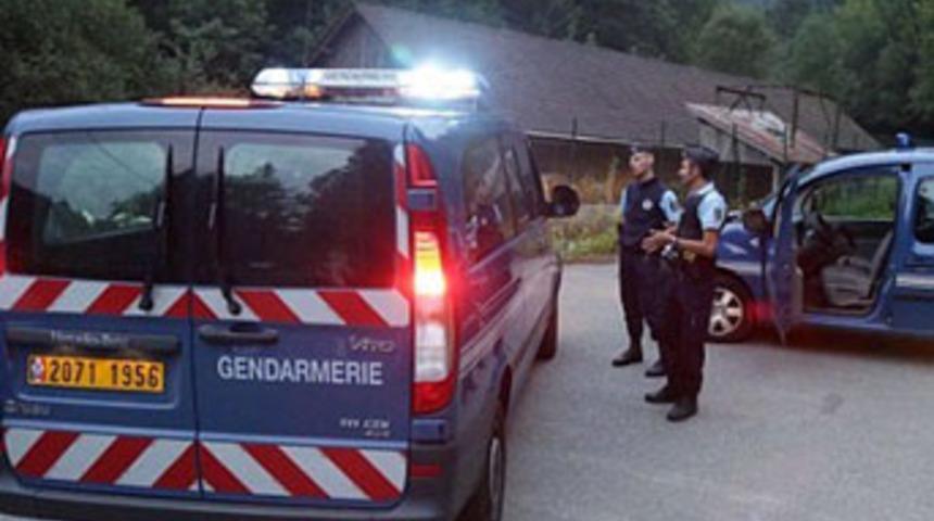 8 saat annesinin cesedinin altında saklandı