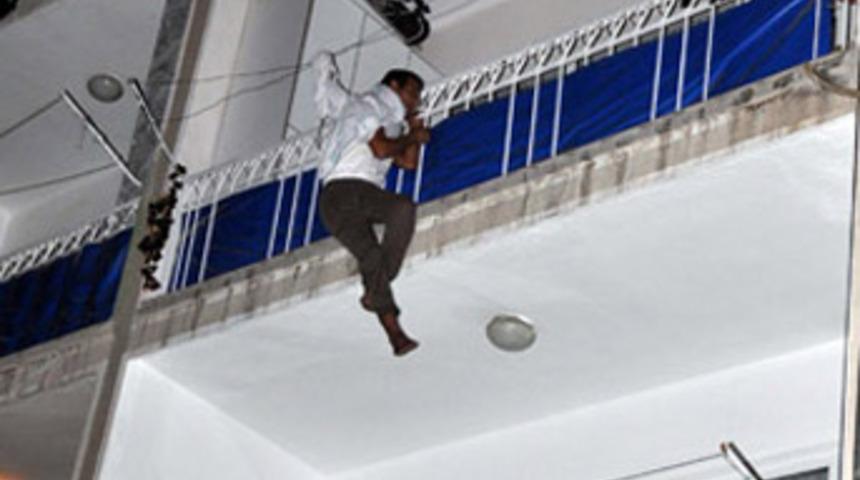 Balkona asılı kaldı!