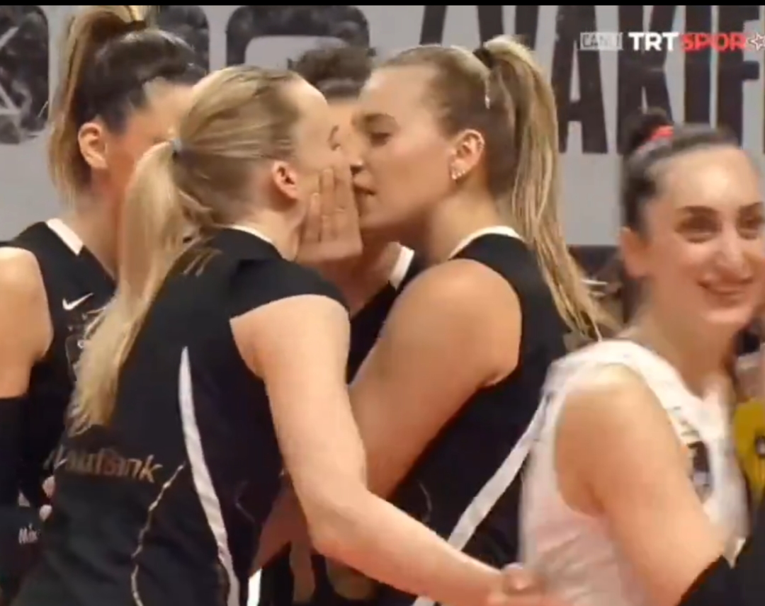 Eczacıbaşı Dynavit ile Vakıfbank ma&ccedil;ında alınan sayının ardından Cansu ve Ali Frantti'nin sevinci olay oldu! 