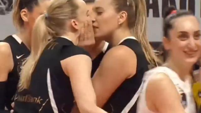 Eczacıbaşı Dynavit ile Vakıfbank maçında alınan sayının ardından Cansu ve Ali Frantti'nin sevinci olay oldu! 