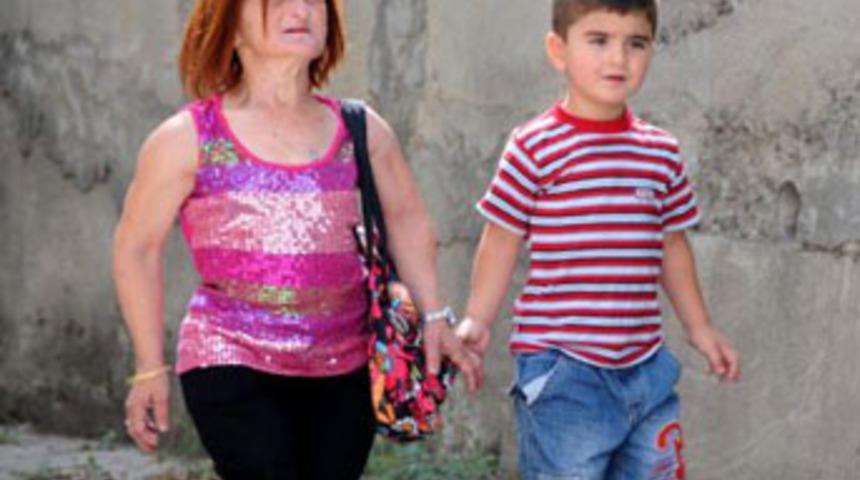 3 yaşındaki oğlu ile neredeyse aynı boyda